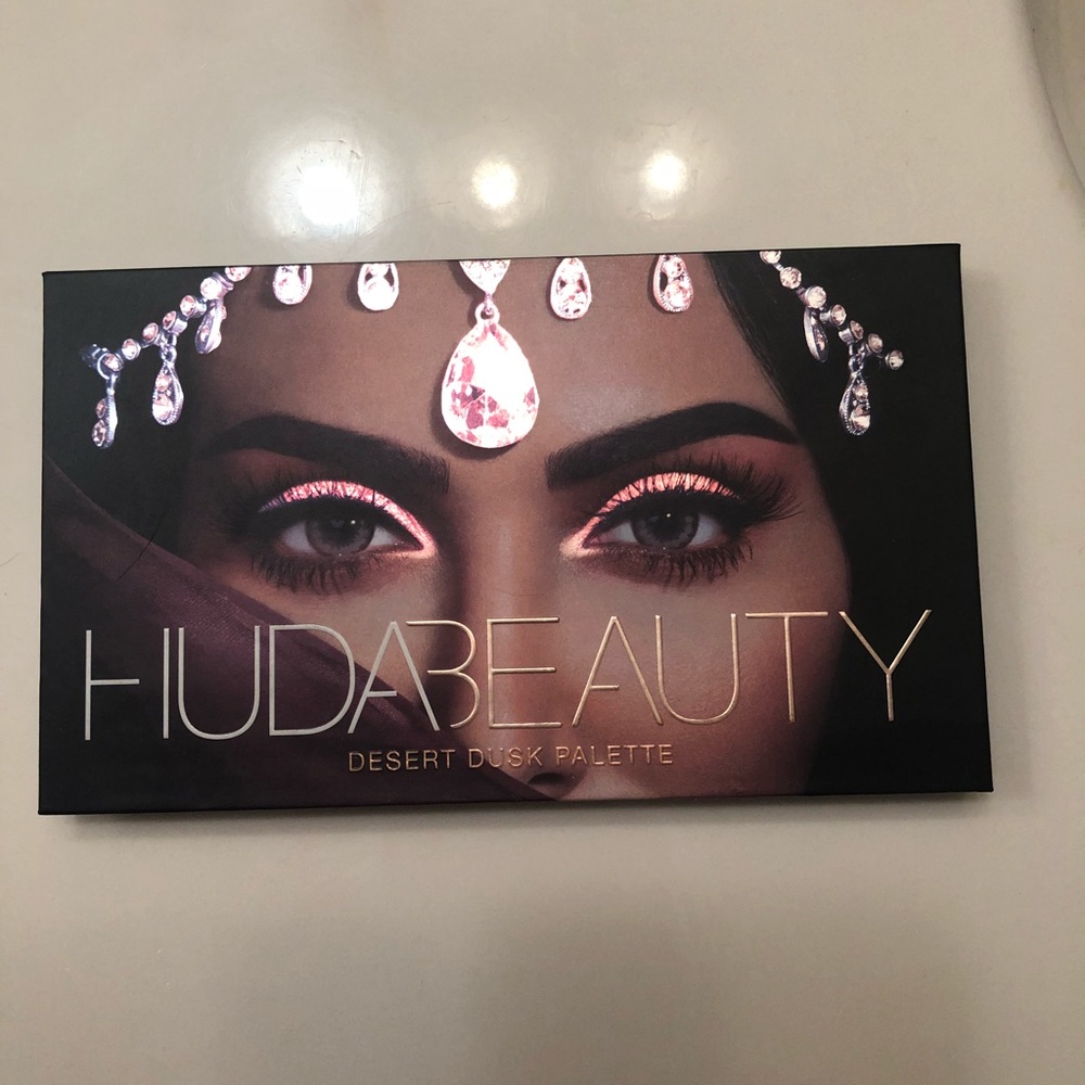 Huda Beauty eyeshadow palette